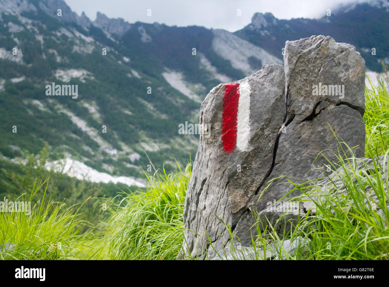 Le rouge et le blanc chemin d'inscription peinte sur une pierre dans le Parc Naturel des Alpes Apuanes, Toscane, Italie Banque D'Images