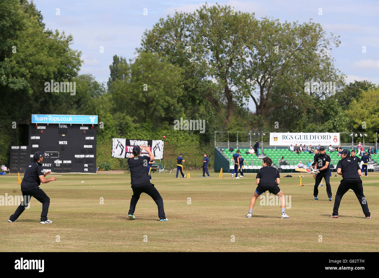 Cricket - LV= Championnat du comté - Division 2 - Premier jour - Surrey / Glamourgan - le terrain de sport. Les joueurs de Surrey s'échauffent. Banque D'Images