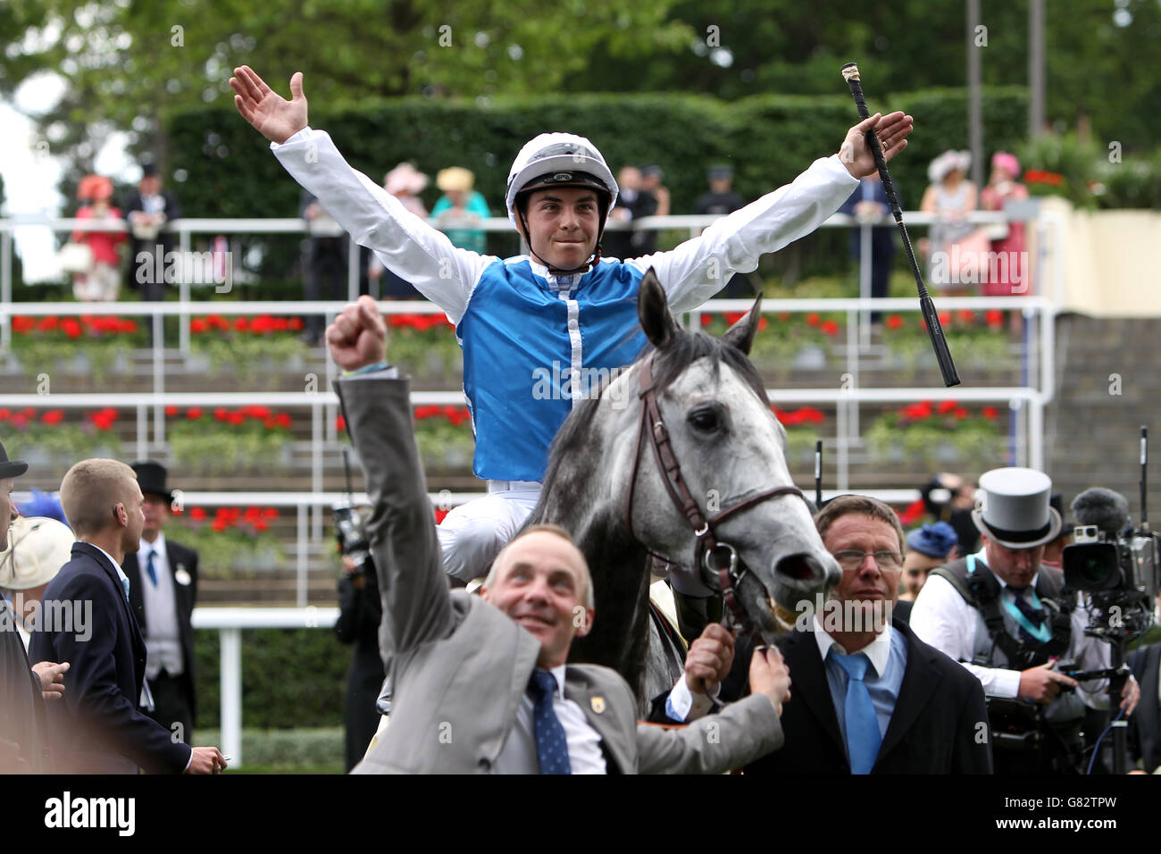 Solow et le jockey Maxime Guyon sont rejoints à l'anneau de parade après la victoire dans les piquets de la reine Anne pendant le premier jour de la réunion de 2015 de l'Ascot à l'hippodrome d'Ascot, Berkshire. APPUYEZ SUR ASSOCIATION photo. Date de la photo: Mardi 16 juin 2015. Voir PA Story RACING Ascot. Le crédit photo devrait se lire: Steve Parsons/PA Wire. Banque D'Images