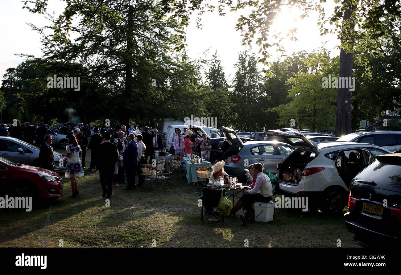 Les amateurs de course pourront prendre un verre et pique-niquer après la course le premier jour de la rencontre Royal Ascot de 2015 à l'hippodrome d'Ascot, dans le Berkshire. Banque D'Images