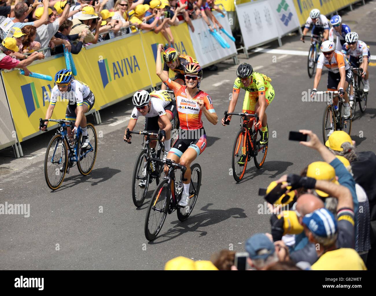 Elizabeth Armistead de Boels Dolmans célèbre alors qu'elle franchit la ligne d'arrivée pour remporter la première étape du Women's Tour of Britain à Aldeburgh, Suffolk. Elle a été emmenée plus tard à l'hôpital en raison d'un accident après avoir franchi la ligne d'arrivée. Banque D'Images