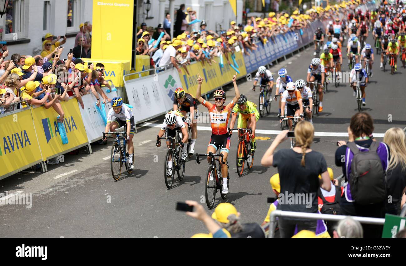 Elizabeth Armistead de Boels Dolmans célèbre alors qu'elle franchit la ligne d'arrivée pour remporter la première étape du Women's Tour of Britain à Aldeburgh, Suffolk. Elle a été emmenée plus tard à l'hôpital en raison d'un accident après avoir franchi la ligne d'arrivée. Banque D'Images