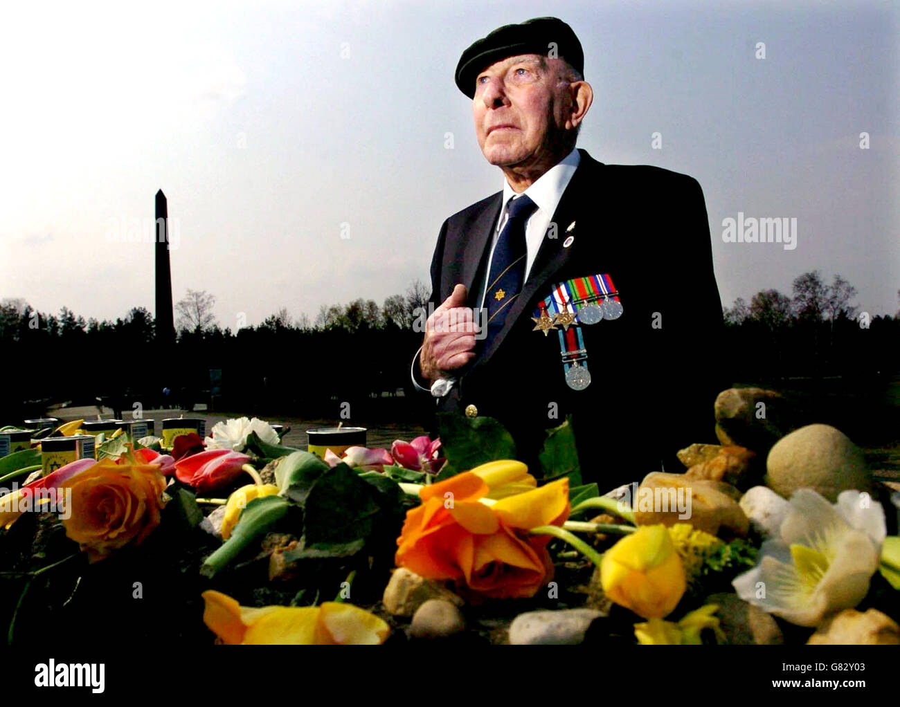 L'ex-Serviceman Harold Burgh qui faisait partie de l'effort de libération au camp de concentration de Bergen Belsen se reflète lors de sa première visite sur le site. Environ 200 personnes ont assisté à un service de commémoration pour marquer le 60e anniversaire de sa libération par les troupes britanniques. Banque D'Images