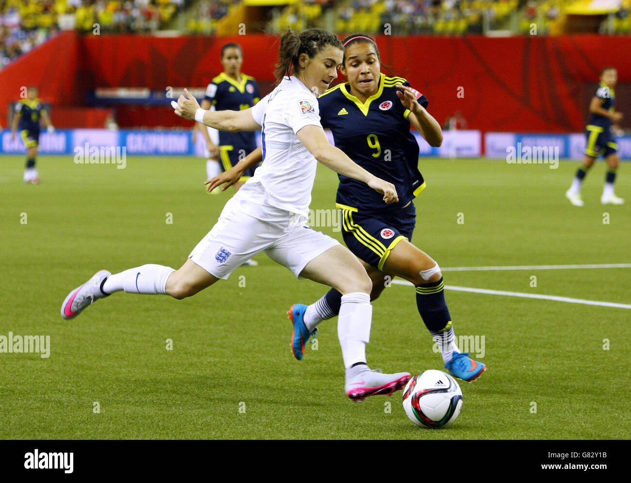 Karen Carney, de l'Angleterre, et Orianica Velasquez, de Colombie, se battent pour le ballon lors du match du groupe F de la coupe du monde des femmes de la FIFA, Canada 2015 entre l'Angleterre et la Colombie, au stade olympique de Montréal, Québec, Canada. Banque D'Images