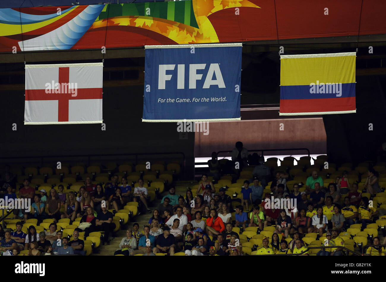 Les drapeaux de la FIFA et du pays volent dans le stade lors du match du groupe F de la coupe du monde des femmes de la FIFA 2015 entre l'Angleterre et la Colombie au stade olympique de Montréal, Québec, Canada. Banque D'Images