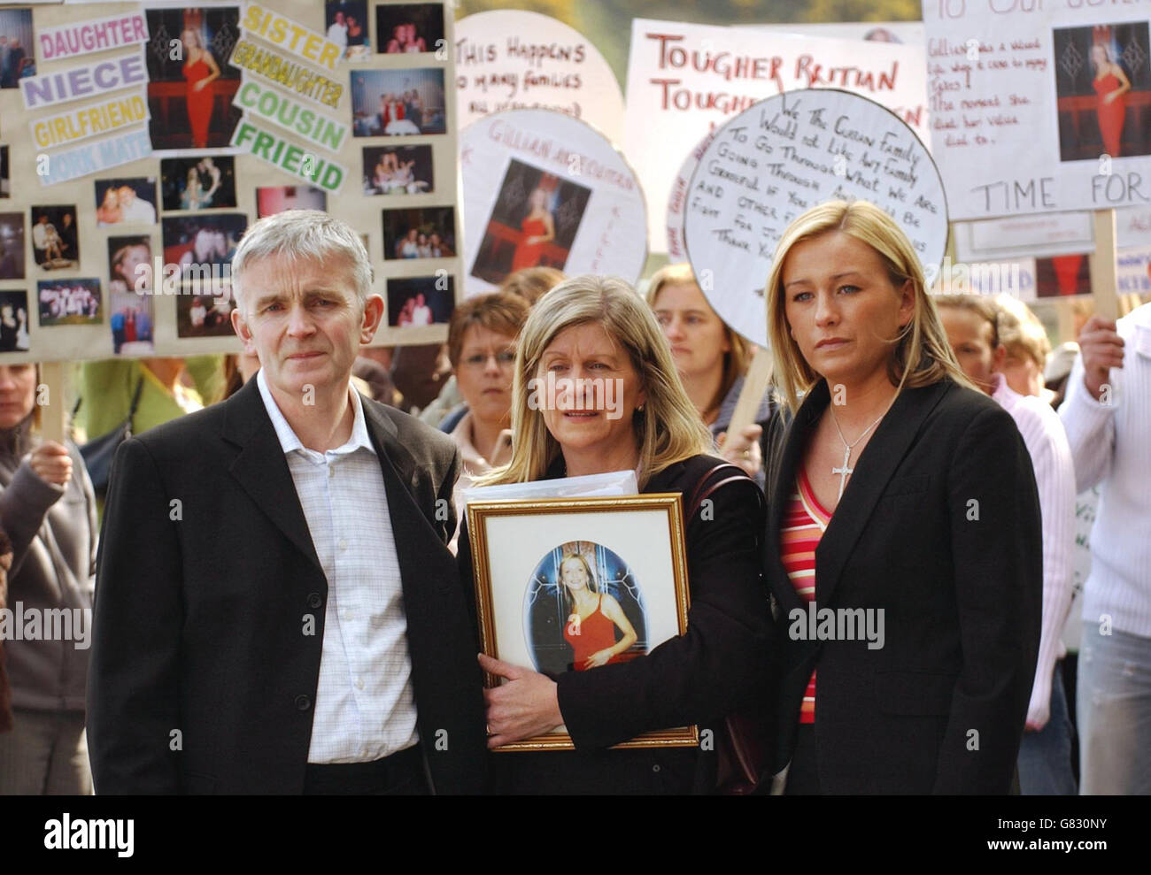 Les parents Pat et Sandra Cullen et la fille Nicola (à droite) appellent à un changement aux enquêtes sur les accidents mortels. Gillian Curran, 24 ans, est décédée il y a 16 mois lorsque sa voiture stationnaire a été frappée de derrière par un autre automobiliste. L'automobiliste a plaidé coupable d'avoir conduit sans prudence, mais au cours de l'affaire, le fait que Gillian est mort n'a pas été pris en compte, l'accusation indiquant simplement qu'elle avait été « blessée ». Banque D'Images