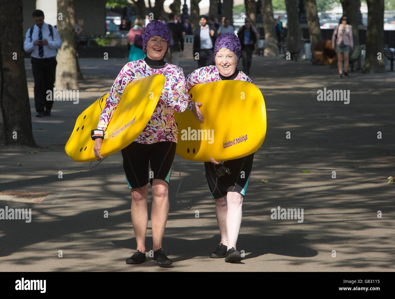 Usage éditorial seuls acteurs habillés comme des surfers font leur chemin dans le métro de Londres pour le Télétexte Holidays' campagne d'été, pour marquer le début de la période des vacances d'été. Banque D'Images