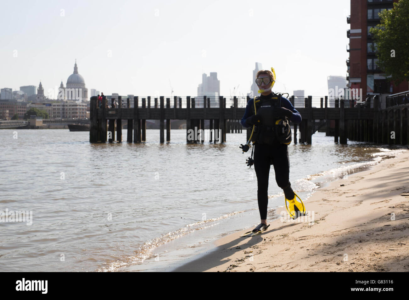 EDITORIAL Utilisez uniquement un acteur vêtu comme un plongeur en scaphandre autonome marche à côté de la Tamise à Londres pour le Télétexte Holidays' campagne d'été, pour marquer le début de la période des vacances d'été. Banque D'Images
