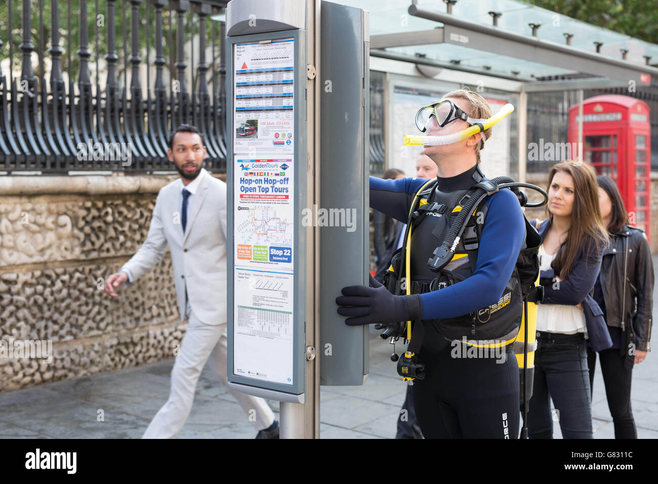 EDITORIAL Utilisez uniquement un acteur vêtu comme un homme-diver fait son chemin à travers le centre de Londres pour le Télétexte Holidays' campagne d'été, pour marquer le début de la période des vacances d'été. Banque D'Images