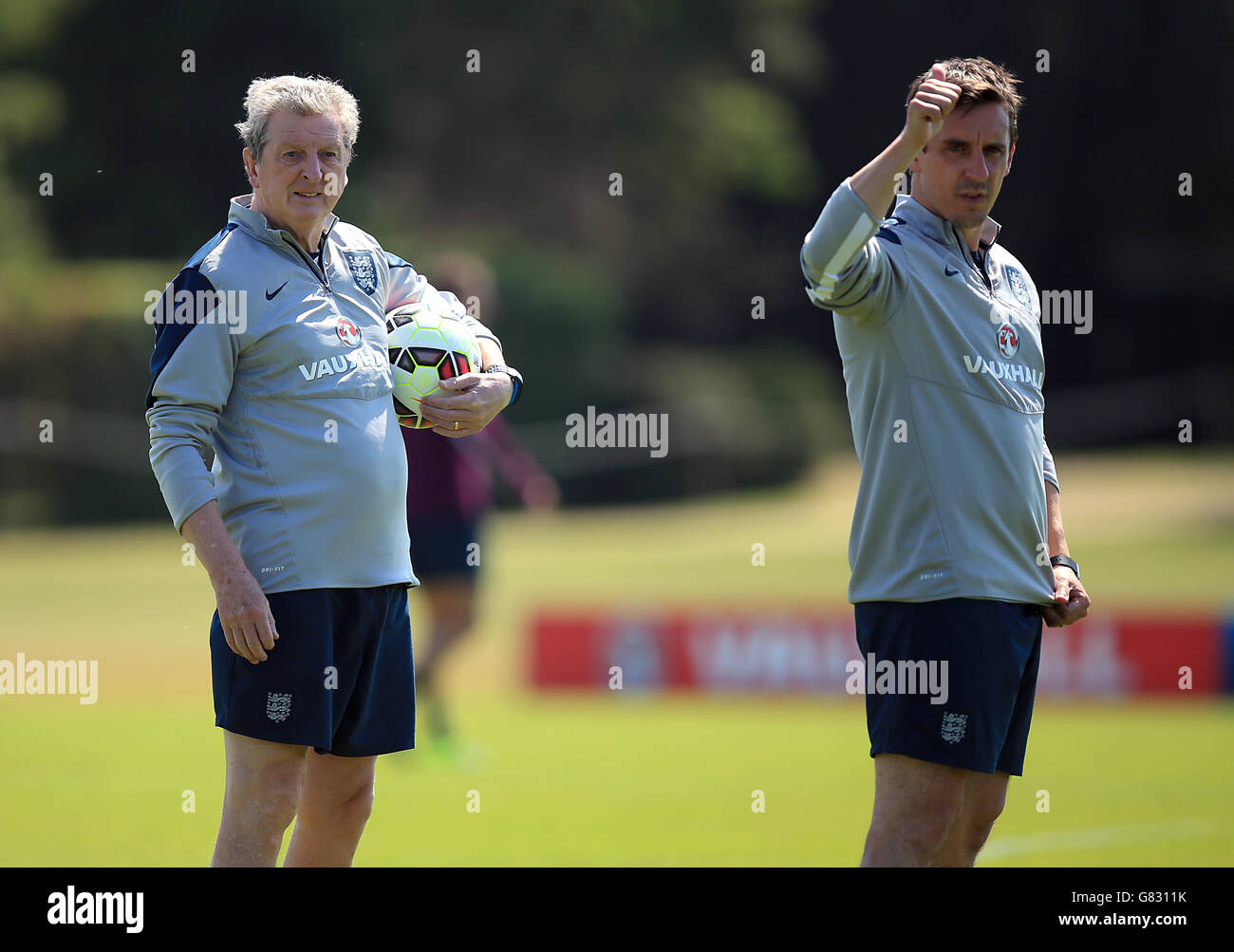 Roy Hodgson, directeur de l'Angleterre (à gauche) et Gary Neville (à droite) pendant la séance de formation à London Colney, Hertfordshire. Banque D'Images