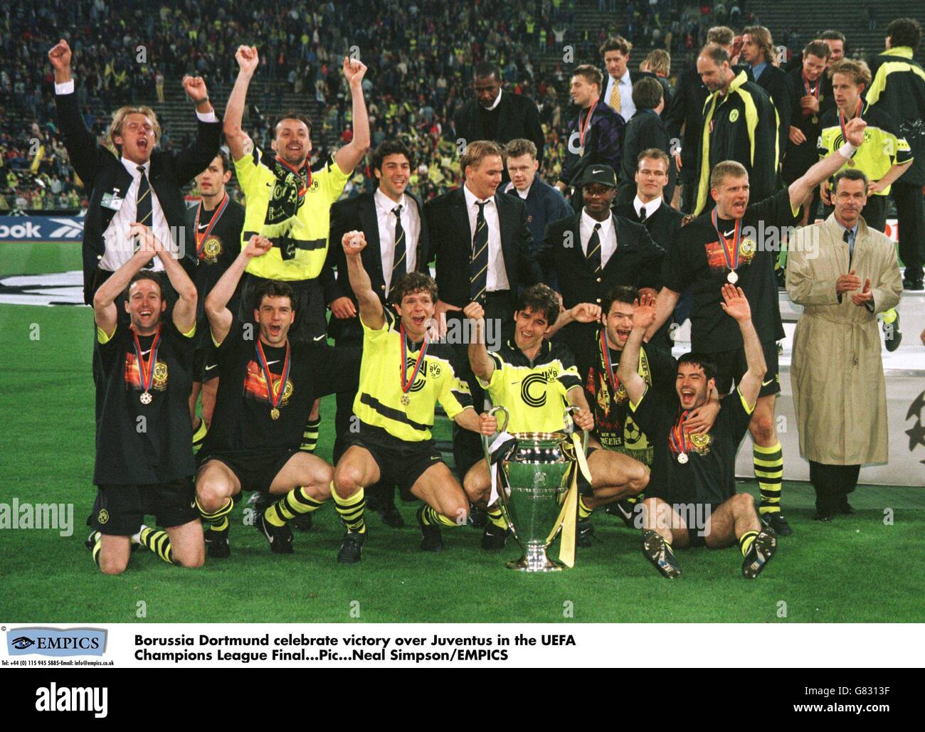 Borussia Dortmund fêtez avec la coupe de la Ligue des champions de l'UEFA. Parmi les joueurs figurent Paul Lambert, Michael Zorc, Andreas Moller et Karl-Heinz Riedle (derrière le trophée). Banque D'Images