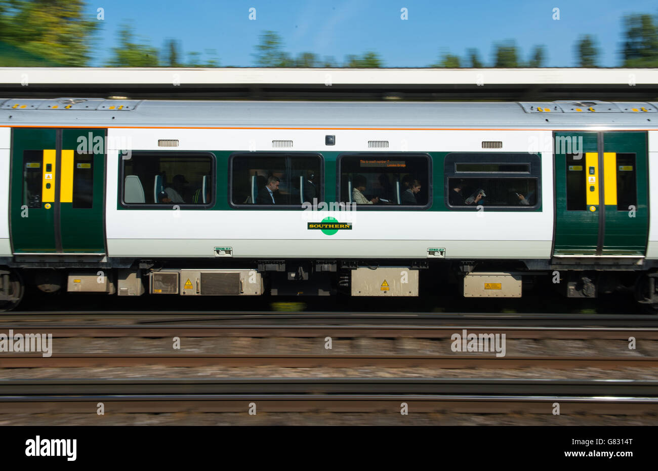 Chemin de fer.Un train Southern à la gare d'Honor Oak Park, à Londres. Banque D'Images