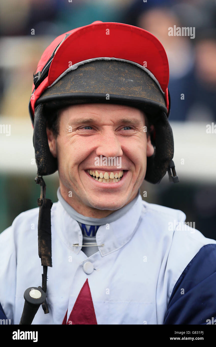 Courses hippiques - week-end Sky Bet Chase - première journée - Hippodrome de Doncaster.Le jockey Richard Johnson avant son tour sur Tomsk dans le Skybet meilleure chance a garanti l'obstacle des novices. Banque D'Images