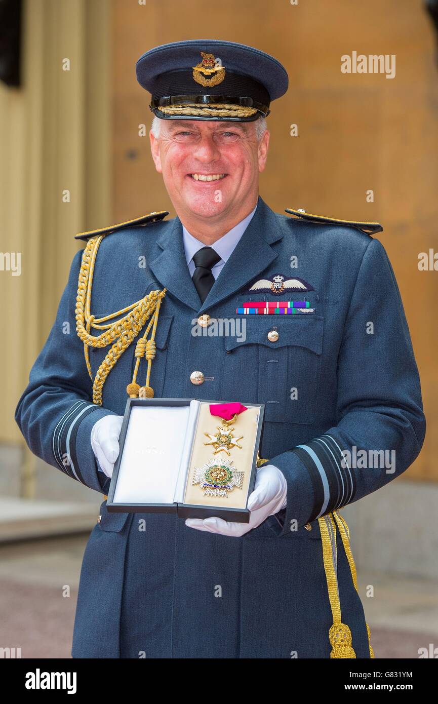 Le maréchal de l'air Sir Barry North après avoir été nommé Chevalier Commandant par le Prince de Galles lors d'une cérémonie d'investiture à Buckingham Palace, Londres. Banque D'Images