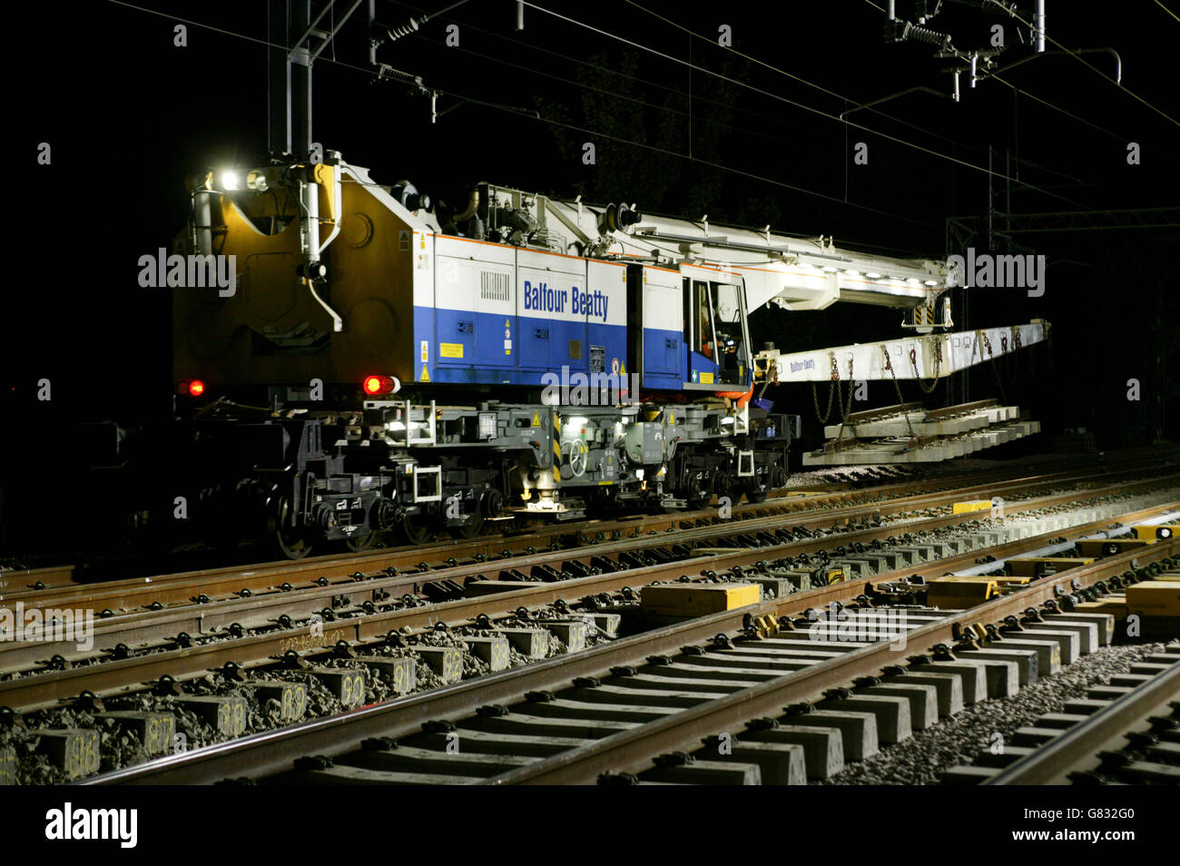 Balfour Beatty est largement admiré Kirov Crane abaisse panneaux de voie en place à Bourne au cours de la West Coast Main Line mise à niveau. Banque D'Images