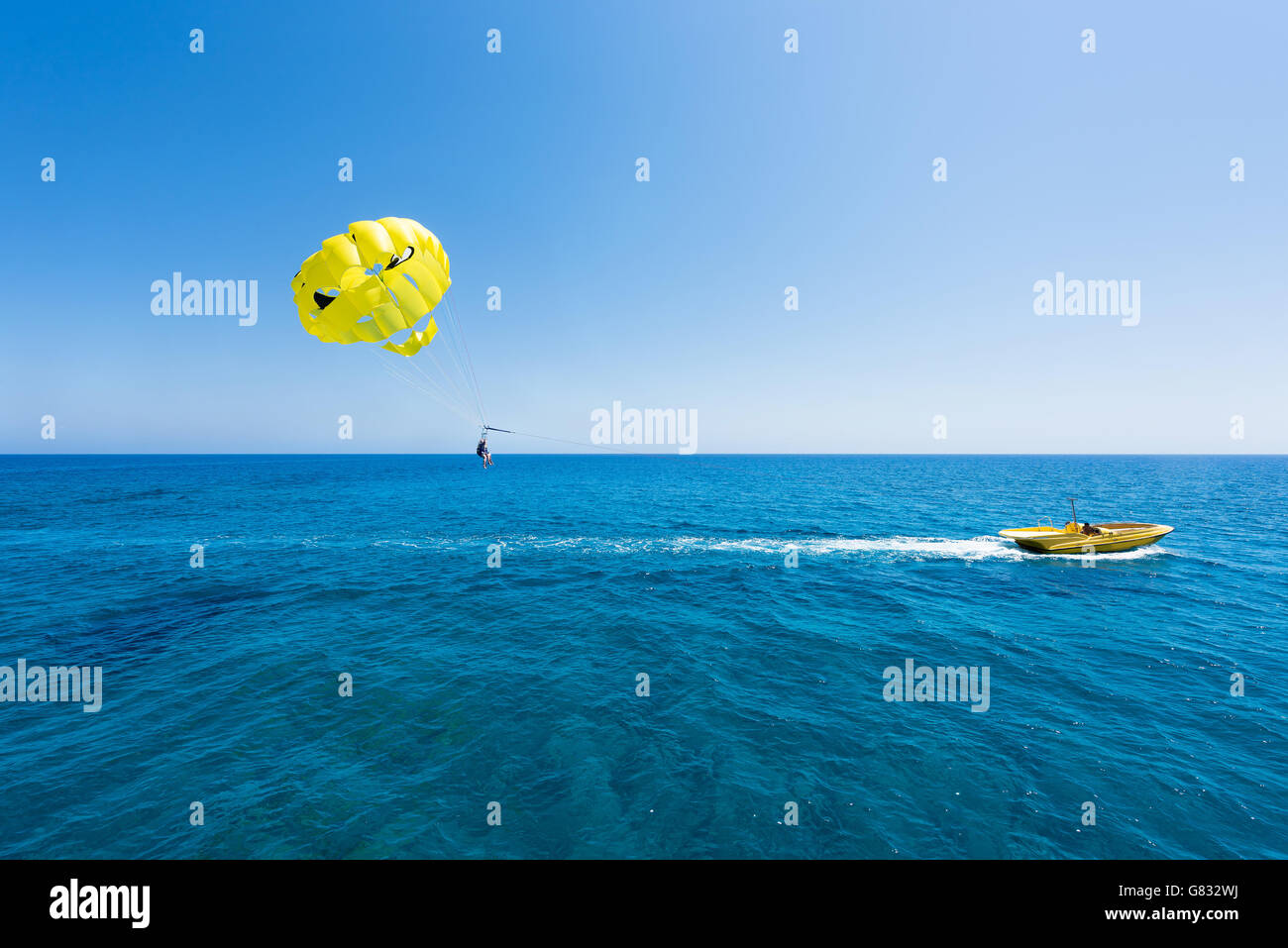 Photo de mer à Protaras, Chypre île avec le parapente et un bateau. Banque D'Images
