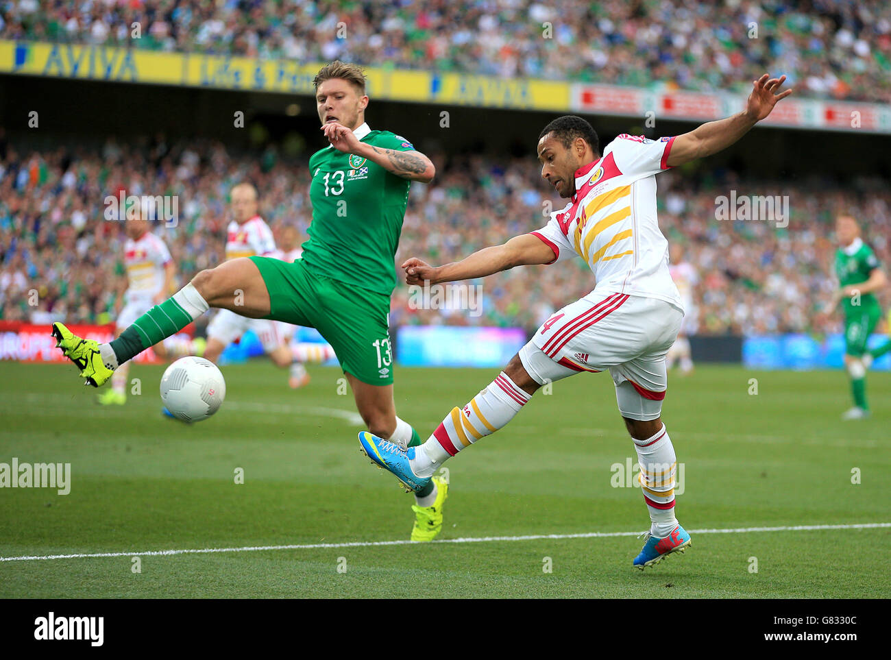 Jeff Hendrick (à gauche) de la République d'Irlande et Ikechi Anya d'Écosse lors du match de qualification de l'UEFA European Championship au stade Aviva, à Dublin. Banque D'Images
