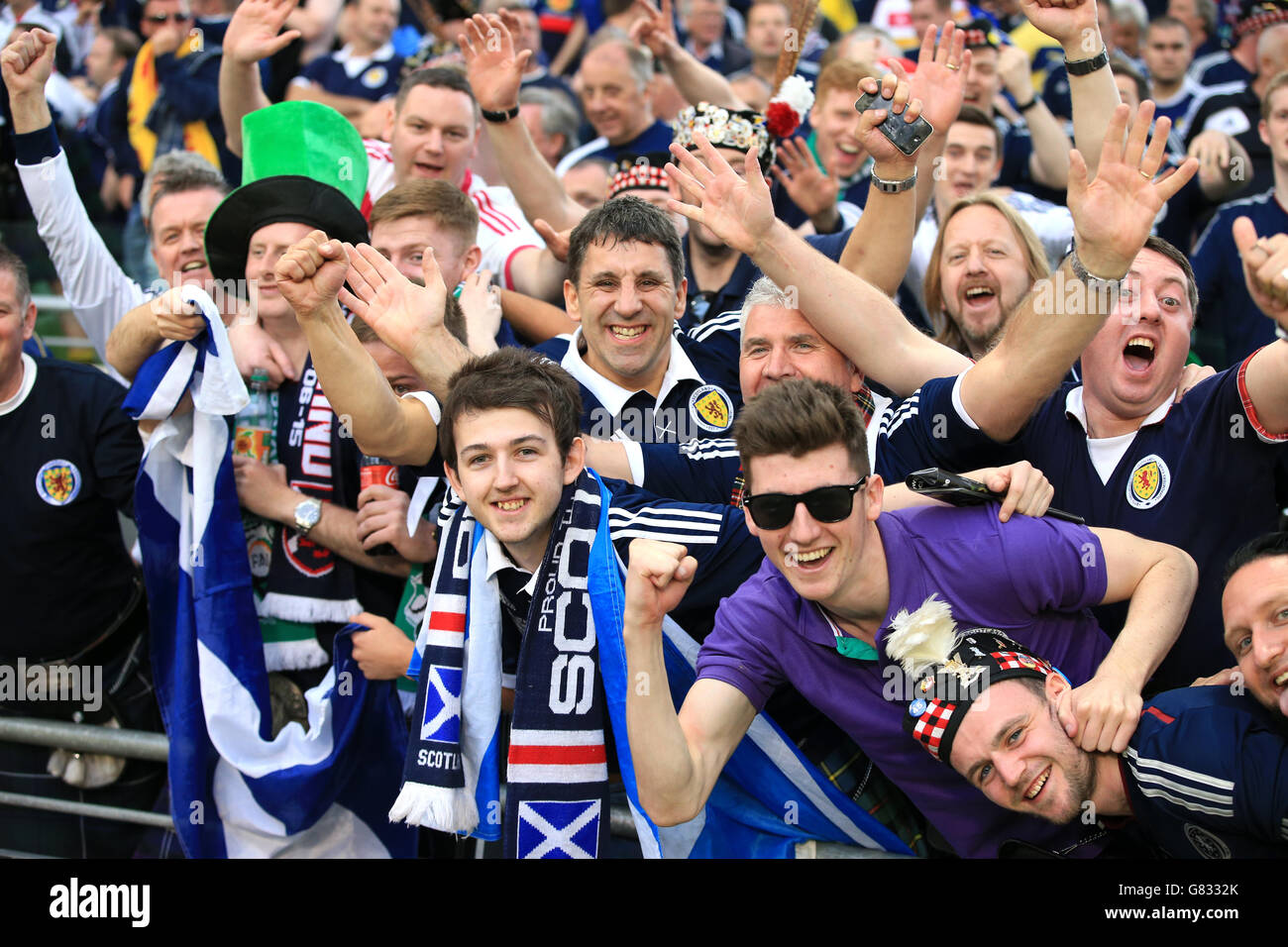 Les fans écossais célèbrent le tirage au sort après le match de qualification de l'UEFA European Championship au stade Aviva de Dublin. Banque D'Images