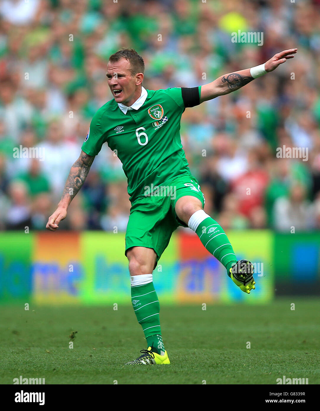 Glenn Whelan, de la République d'Irlande, a tiré sur le but lors du match de qualification de l'UEFA European Championship au stade Aviva, à Dublin. APPUYEZ SUR ASSOCIATION photo. Date de la photo: Samedi 13 juin. Voir PA Story FOOTBALL Republic. Le crédit photo devrait se lire comme suit : Nick Potts/PA Wire. RESTRICTIONS l'utilisation est soumise à des restrictions. Utilisation commerciale uniquement avec l'accord écrit préalable de la Scottish FA. Banque D'Images