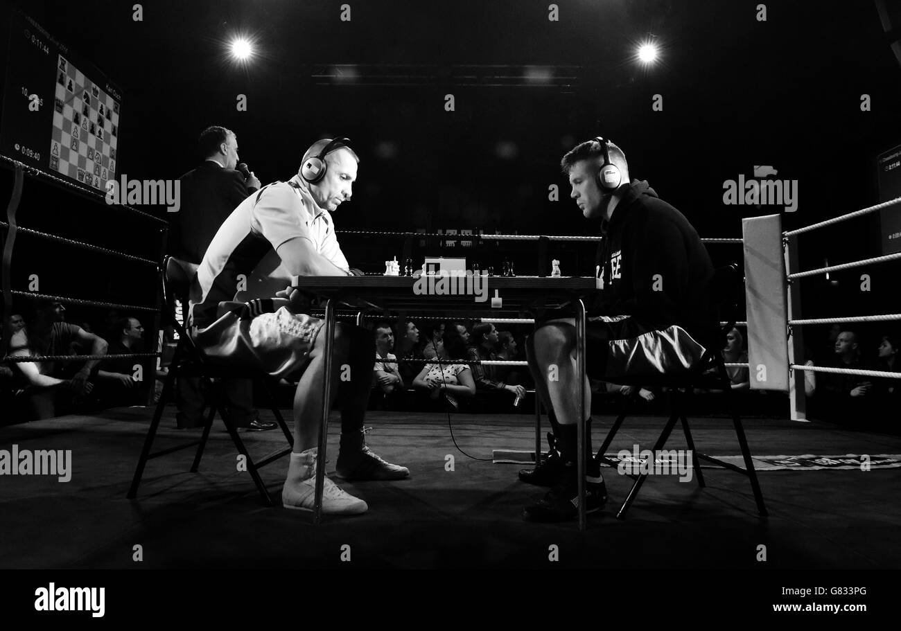 LES ÉDITEURS NOTENT QUE LES IMAGES PRISES EN MONOCHROME Karl Ouch (à droite) et Ion CITU jouent un tour d'échecs lors de leur combat à Scala, Londres Banque D'Images