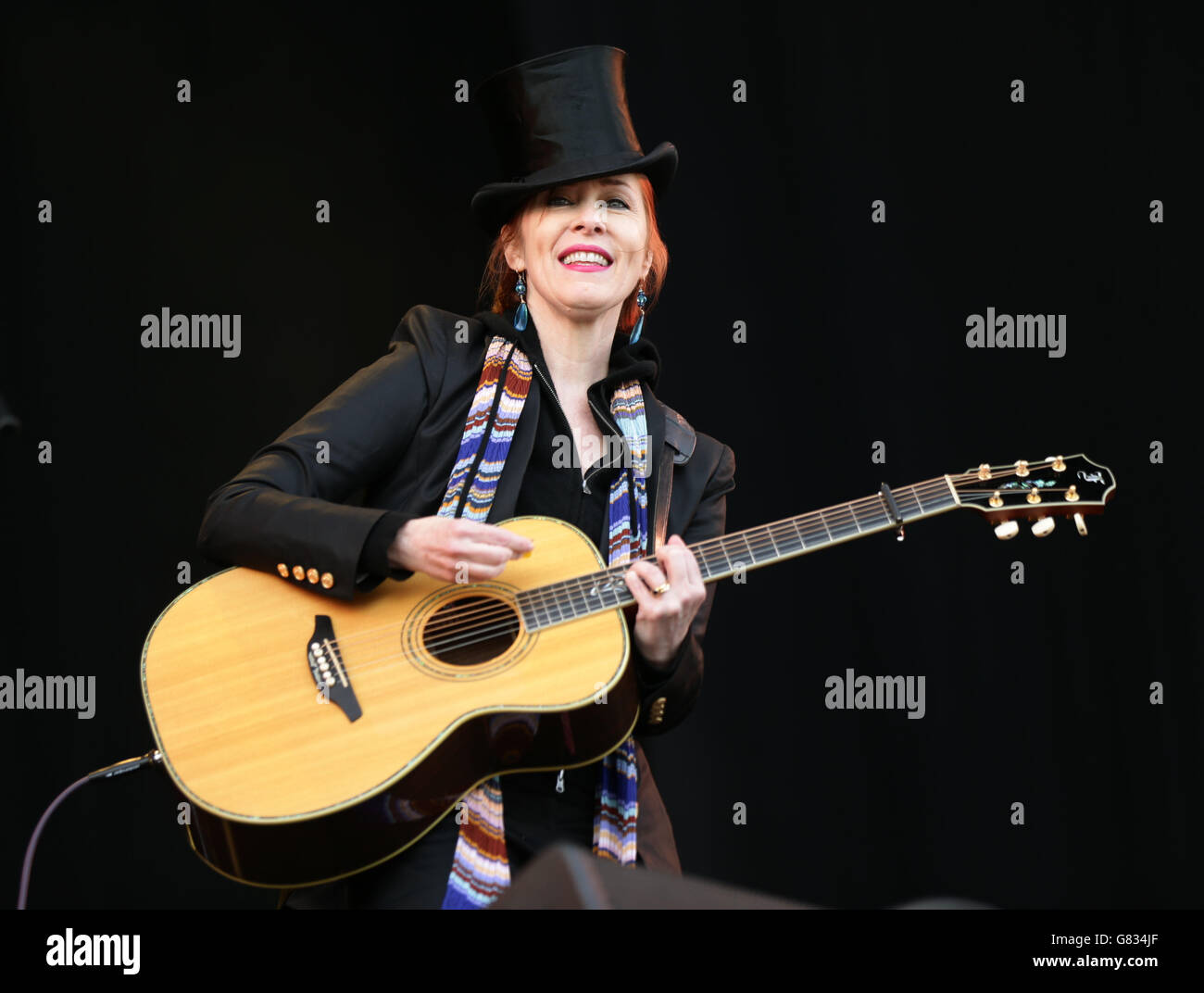 Suzanne Vega se présentant sur la scène principale au Festival de l'île de Wight, à Seaclose Park, Newport, Ile de Wight. Banque D'Images