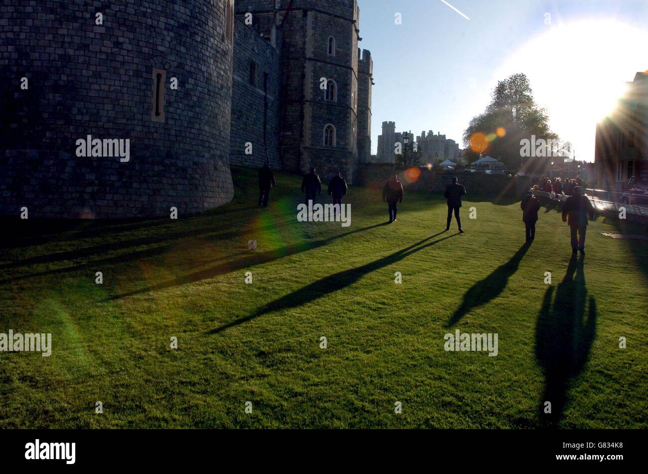 Une équipe de recherche policière se prompare dans le soleil matinal le long de Castle Hill, près de l'entrée principale du château de Windsor. Banque D'Images