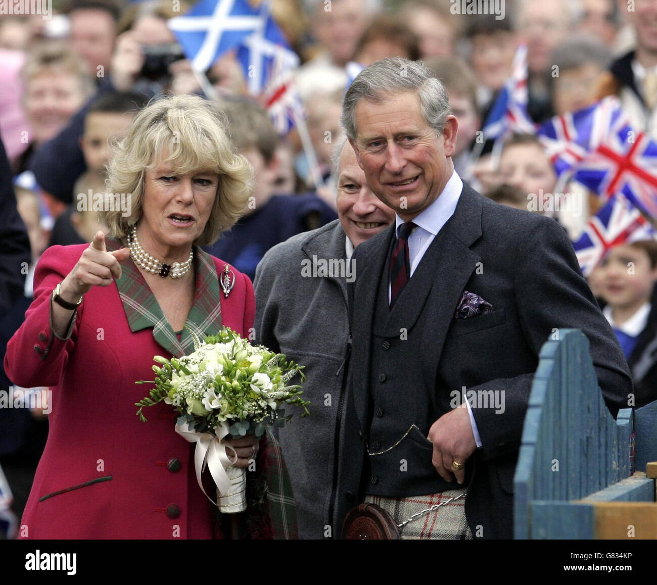 Le Prince de Galles et la duchesse de Cornwall ouvrent un nouveau parc de jeux. C'était le premier devoir officiel pour le couple en lune de miel - connu sous le nom de duc et duchesse de Rothesay quand en Écosse depuis leur mariage. Banque D'Images