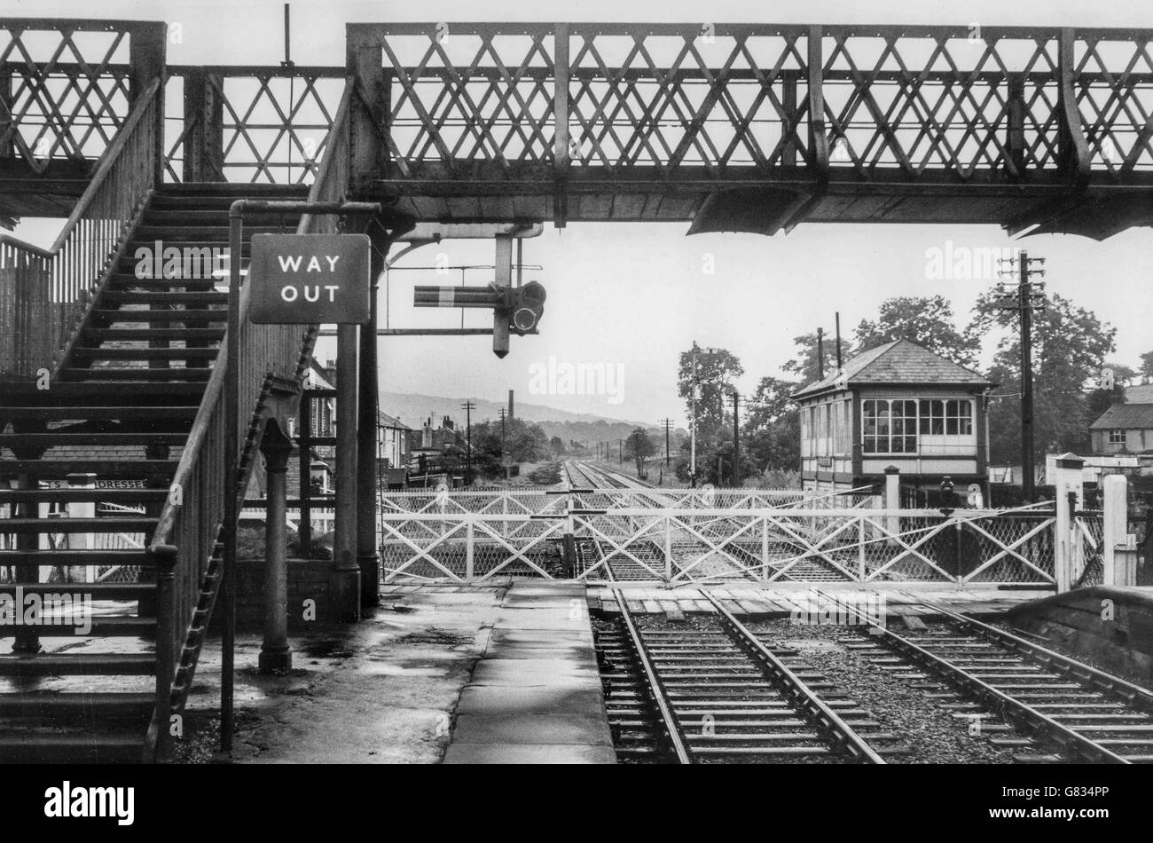 La passerelle et le passage à niveau qui semble être régler à signal fort montrant Carlisle et signaux de sémaphore de Midland Railway. Banque D'Images