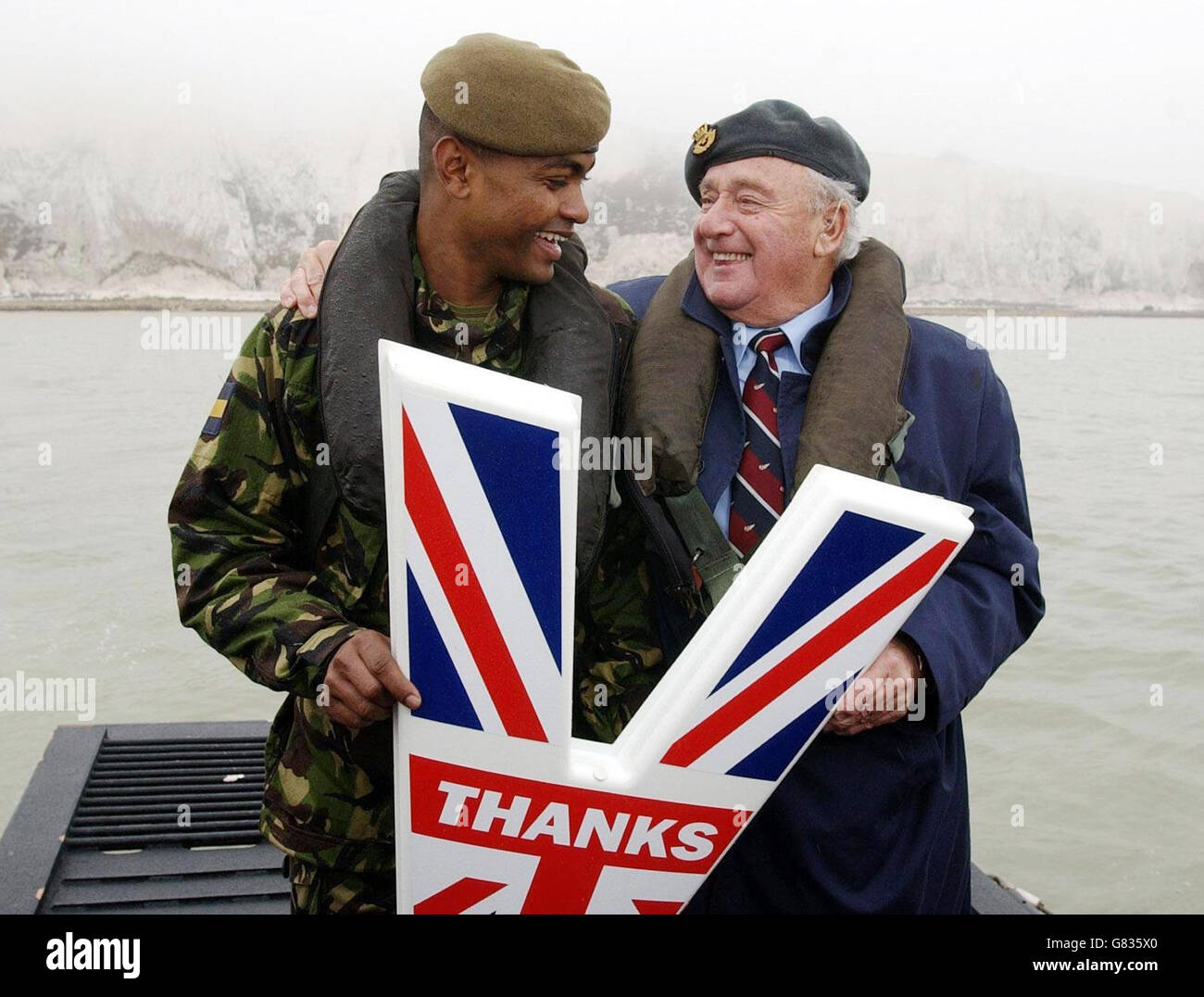Le soldat Johnson Beharry VC, à gauche, partage une blague avec le vétéran de la RAF William Stoneman sur un bateau d'atterrissage du HMS Albion pendant le lancement. Banque D'Images