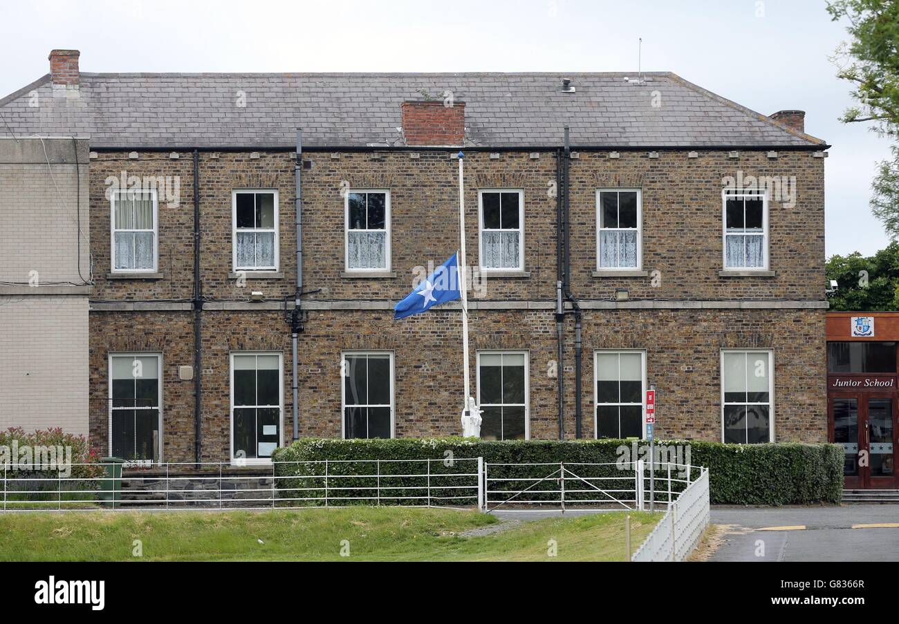 Un drapeau vole en Berne au St Marys College de Rathmines, Dublin, où les étudiants de la UCD, Niccolai Schuster et Eoghan Culligan, ont étudié avant d'être tués dans un effondrement de balcon aux États-Unis. Banque D'Images