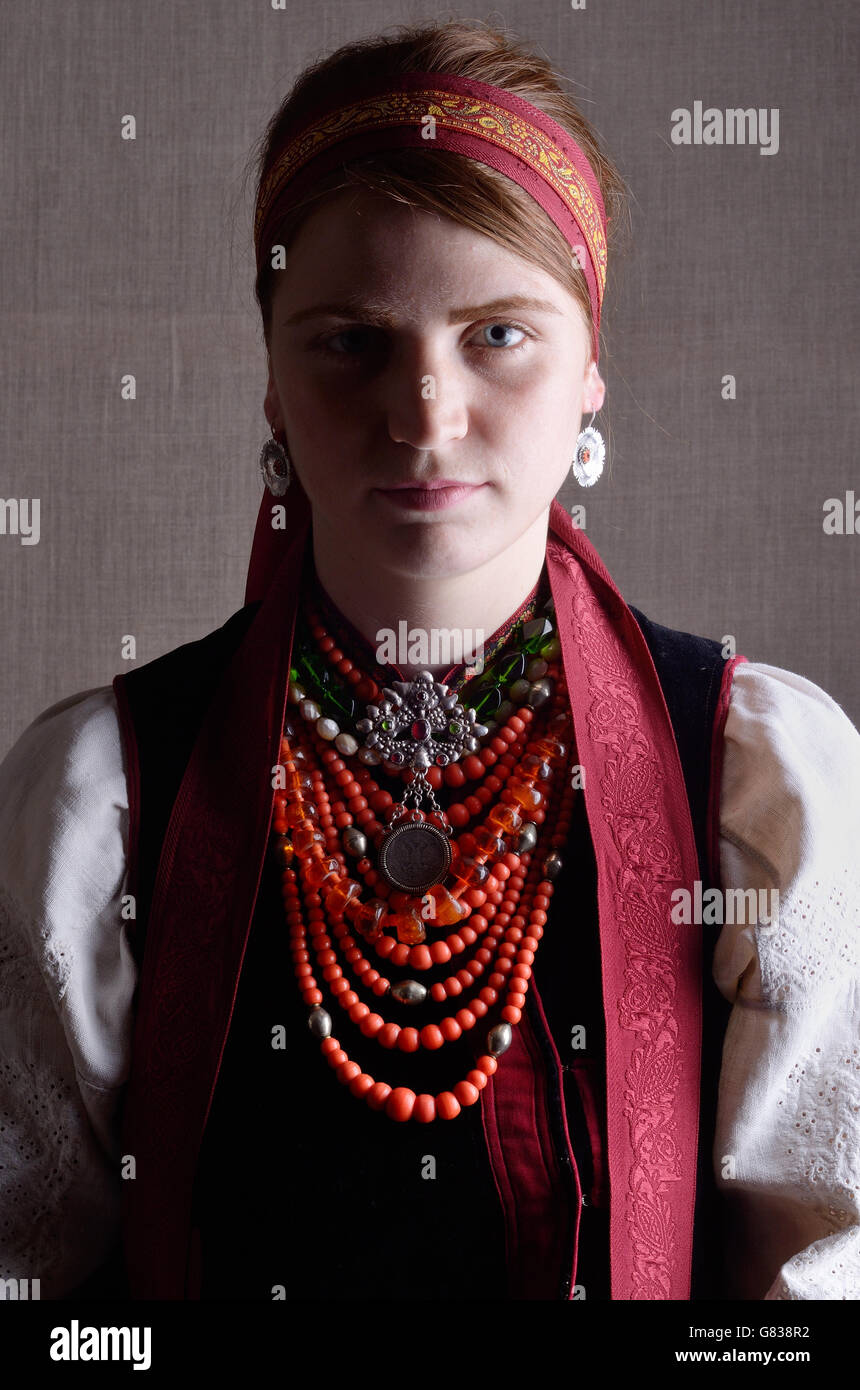 Jeune fille ukrainienne dans le costume traditionnel Banque D'Images