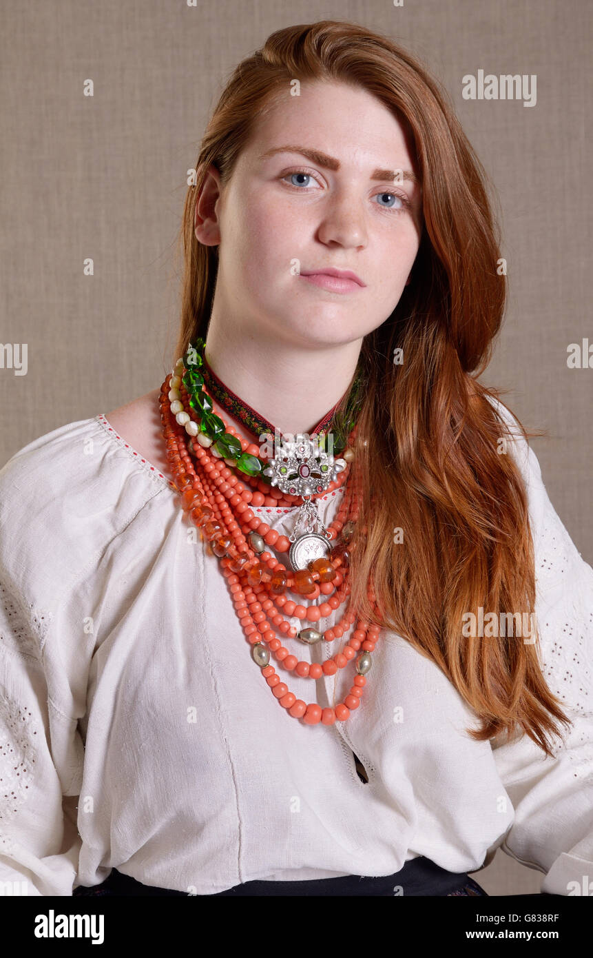 Jeune fille ukrainienne avec les bijoux traditionnels Banque D'Images