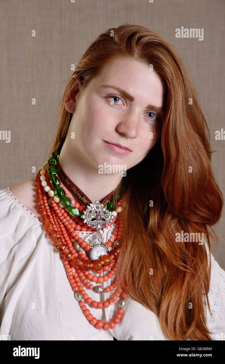 Jeune fille ukrainienne avec les bijoux traditionnels Banque D'Images