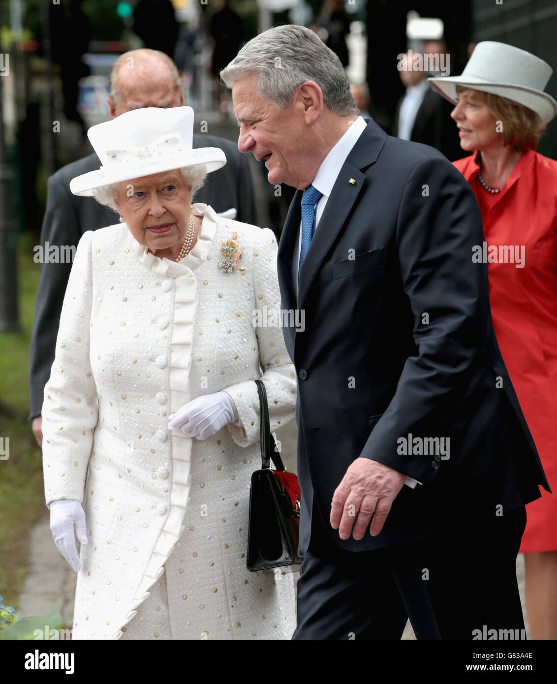 La reine Elizabeth II s'entretient avec le président de l'Allemagne Joachim Gauckand, alors que le duc d'Édimbourg et la journaliste Daniela Schadt se promènèrent derrière eux, le long de la rive de la Spree à Berlin, le premier jour complet de sa visite d'État en Allemagne. Banque D'Images