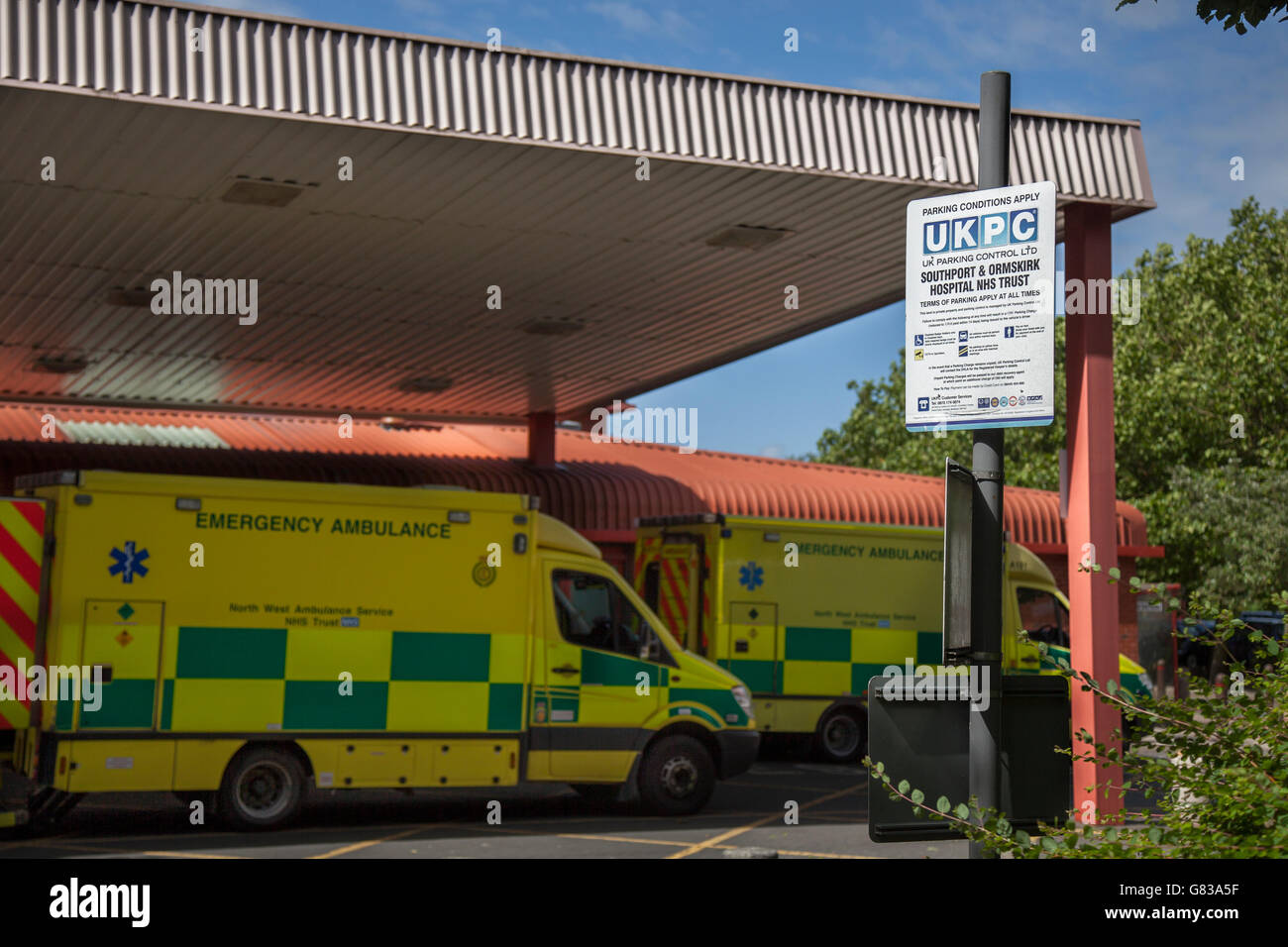 NHS Trust Southport et hôpital Formby, de l'information et de panneaux pour les frais de stationnement de l'hôpital, au Royaume-Uni. Banque D'Images