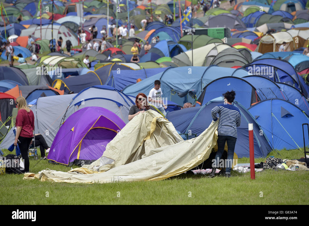 Les festivalgoers ont mis leurs tentes au Festival de Glastonbury, à la ferme digne de Somerset. Banque D'Images