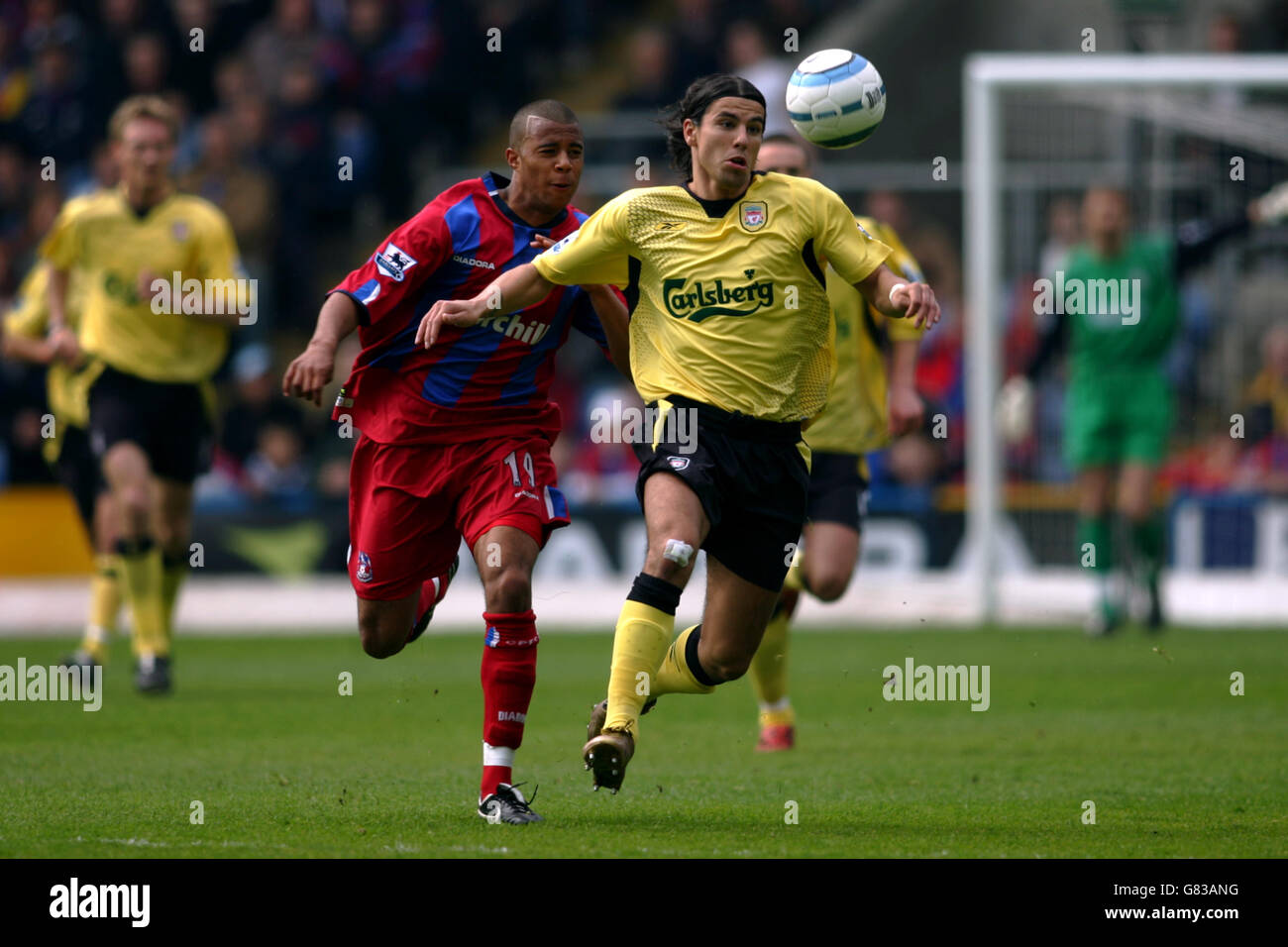 Soccer - FA Barclays Premiership - Crystal Palace v Liverpool - Selhurst Park.Tom Soars du Crystal Palace et Milan Baros de Liverpool pourchassent une balle Banque D'Images