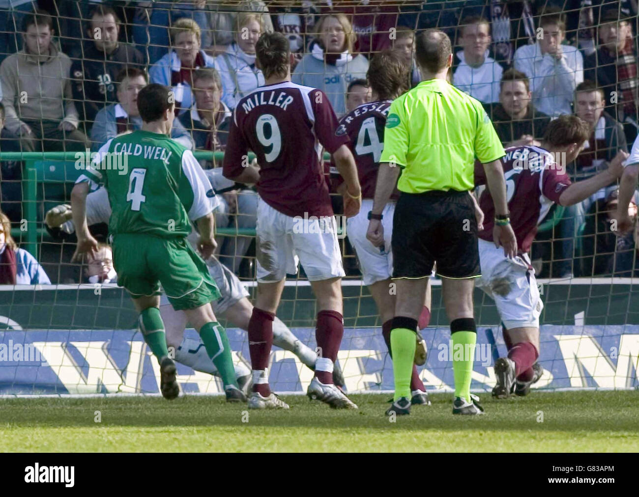 Football - Banque d'Écosse Premier Division - Hibernian / coeur de Midlothian - Easter Road. Les scores Andy Webster (R) de Hearts. Banque D'Images