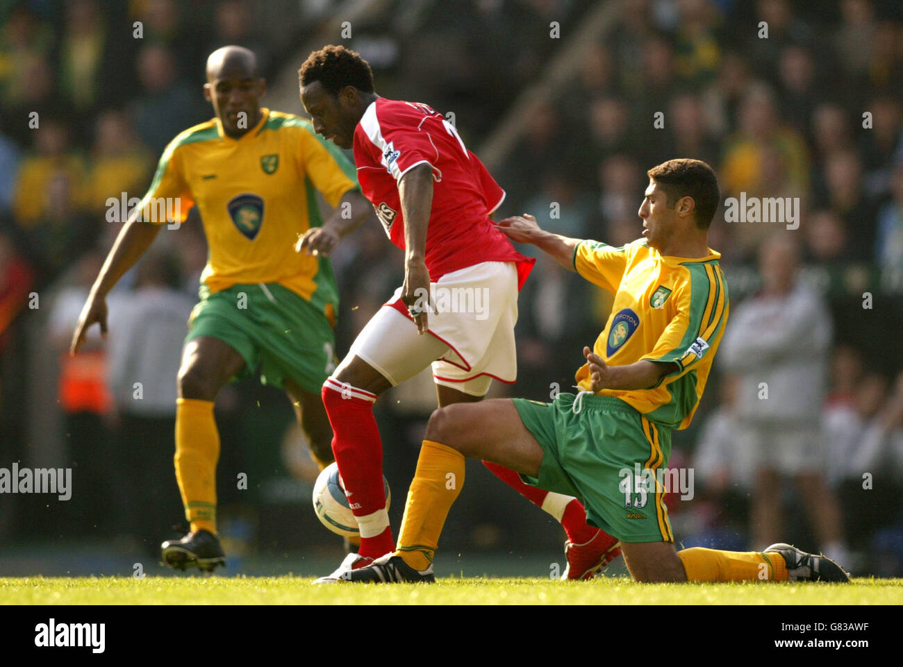 Youssef Safri, de Norwich City, s'attaque à Jason Euell, de Charlton Athletic. Banque D'Images