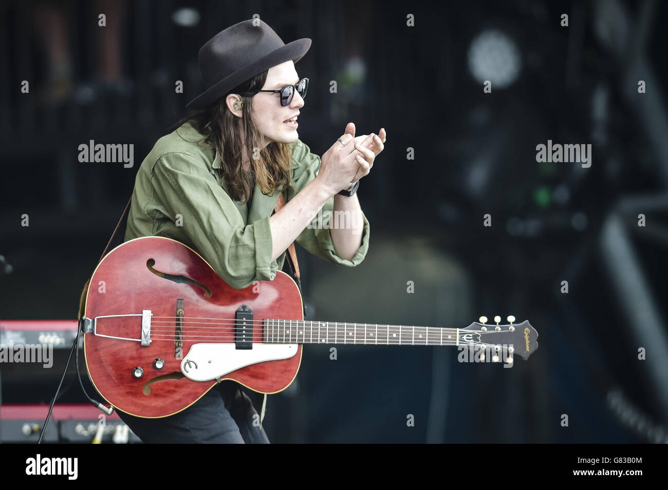 James Bay se produit sur la scène de la pyramide au Glastonbury Festival, à la ferme de la ville de Kellon Farm, dans le Somerset. Banque D'Images