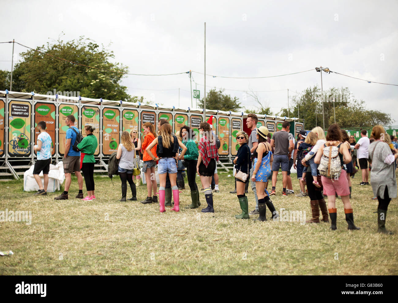 Festival de Glastonbury 2015 - jour 1.Les festivaliers du Festival se sont mis en file d'attente pour les toilettes du Glastonbury Festival, à la ferme digne de Somerset. Banque D'Images