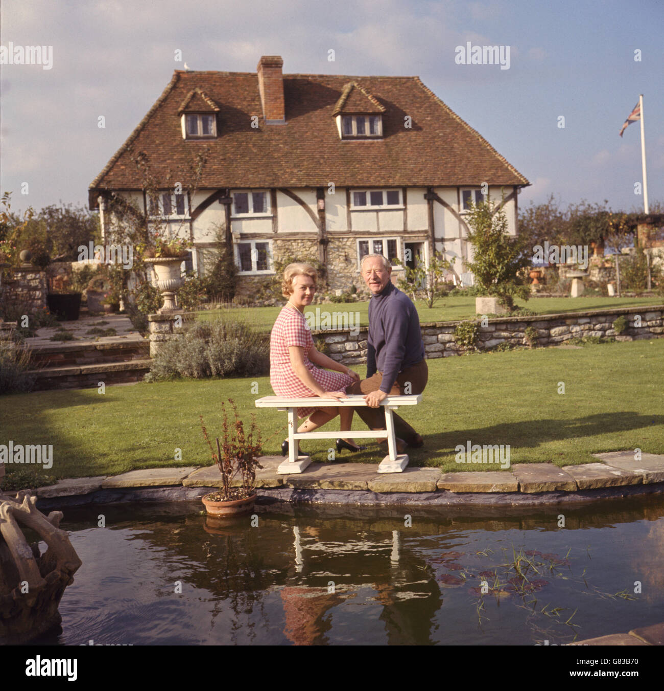 Le comédien Richard Hearne et sa femme Yvonne, chez eux à Tovil, dans le Kent. Ils célèbrent leur mariage en argent. Banque D'Images