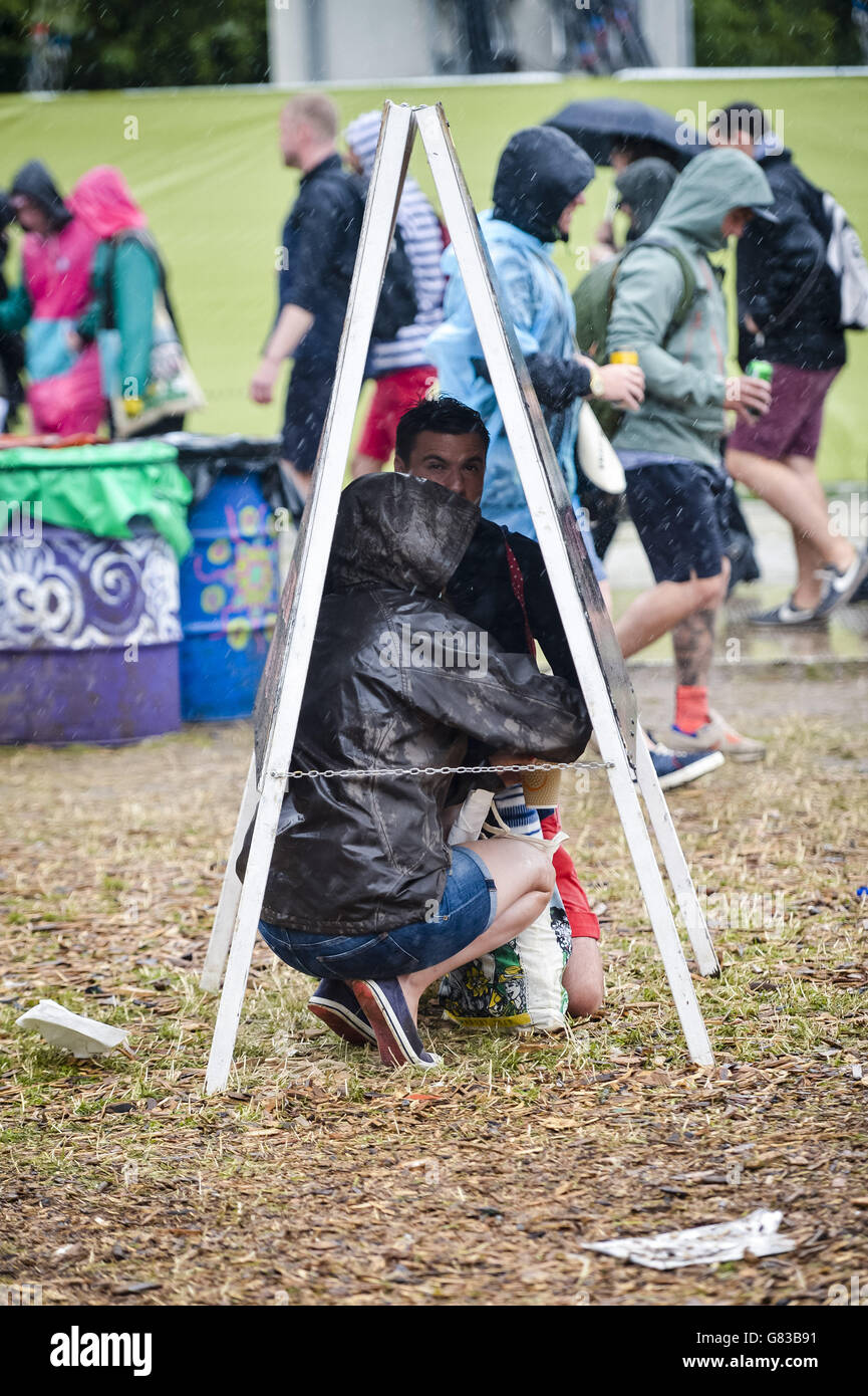 Le Festival se déroule sous la pluie au Glastonbury Festival, à la ferme de la ville de Kellon, dans le Somerset. APPUYEZ SUR ASSOCIATION photo. Date de la photo: Vendredi 26 juin 2015. Le crédit photo devrait se lire : Ben Birchall/PA Wire Banque D'Images