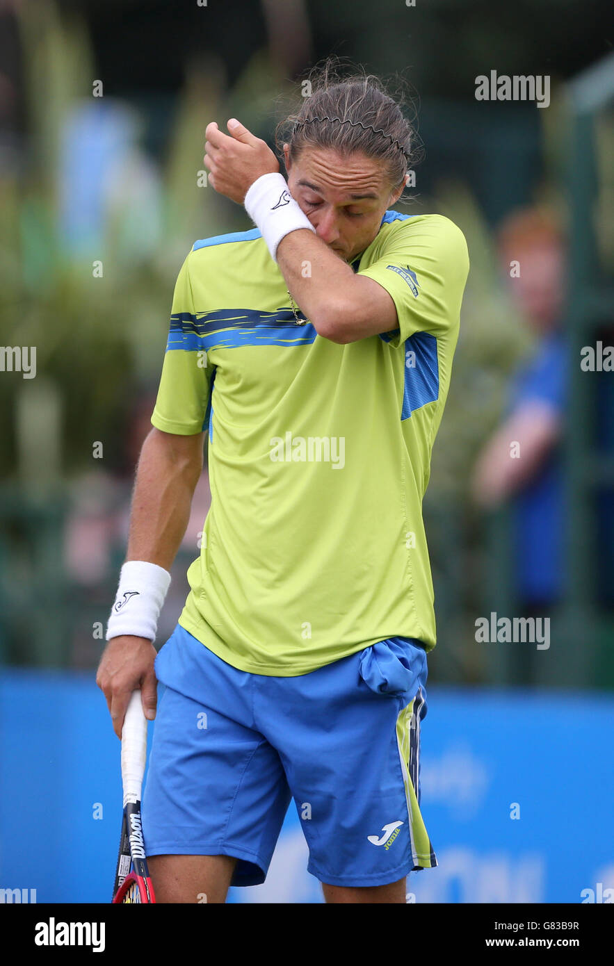Alexandre Dolgopolov d'Ukraine semble abattu pendant son match contre les USA Sam Querrey pendant le cinquième jour de l'ATP Aegon 2015 Ouvert au centre de tennis de Nottingham Banque D'Images