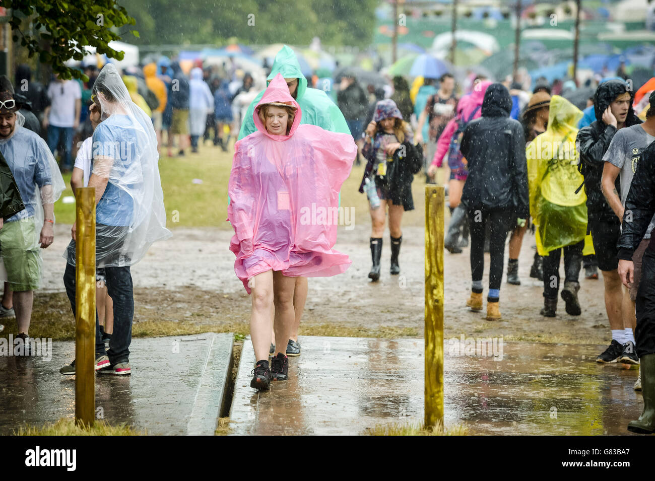 Le Festival se déroule sous la pluie au Glastonbury Festival, à la ferme de la ville de Kellon, dans le Somerset. APPUYEZ SUR ASSOCIATION photo. Date de la photo: Vendredi 26 juin 2015. Le crédit photo devrait se lire : Ben Birchall/PA Wire Banque D'Images