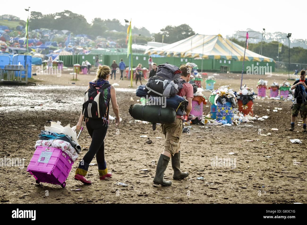 Glastonbury Festival 2015 - séquelles.Les festivaliers quittent le Glastonbury Festival, à la ferme de la ville de digne, dans le Somerset. Banque D'Images
