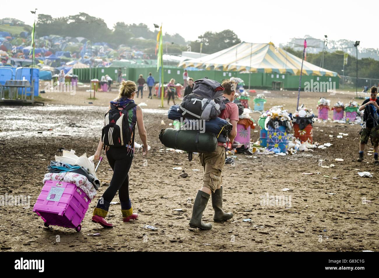 Glastonbury Festival 2015 - séquelles.Les festivaliers quittent le Glastonbury Festival, à la ferme de la ville de digne, dans le Somerset. Banque D'Images