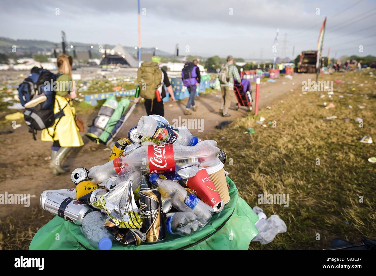 Les festivaliers quittent le Glastonbury Festival, à la ferme de la ville de digne, dans le Somerset. Banque D'Images