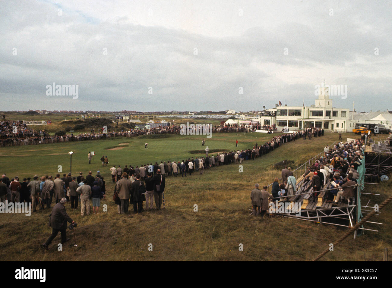 Golf - Championnat du monde de golf de Carling - Royal Birkdale Club.Les fans se rassemblent autour du 18e green lors du championnat du monde de golf de Carling au Royal Birkdale Club. Banque D'Images