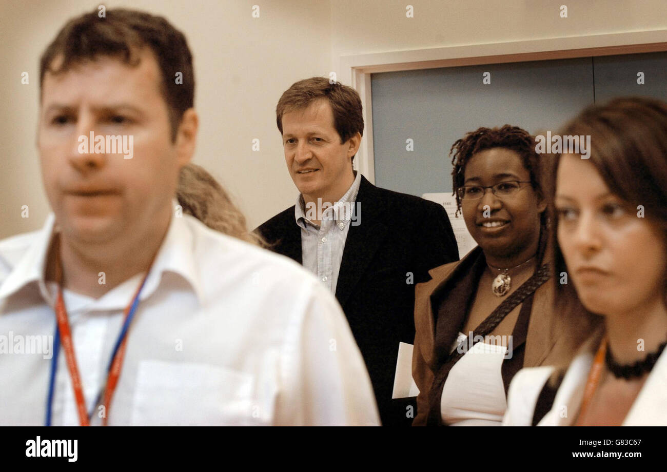 L'ancien chef des communications de Downing Street, Alastair Campbell, siège à une conférence de presse donnée par le Premier ministre britannique Tony Blair et la secrétaire à l'éducation Ruth Kelly à la Lilian Baylis Technology School. Banque D'Images